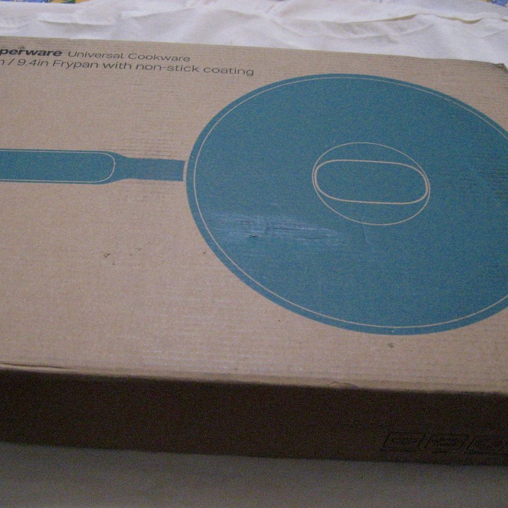 TUPPERWARE UNIVERSAL COOKWARE 9.5" NON-STICK FRYPAN W/GLASS COVER NIB